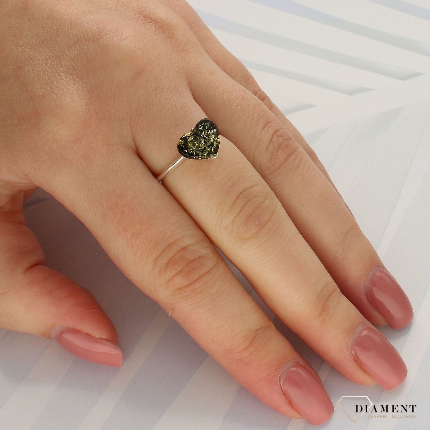 Srebrny pierścionek z bursztynem 'Zielone serce' DIA-PRS-4517-925 (1).jpg