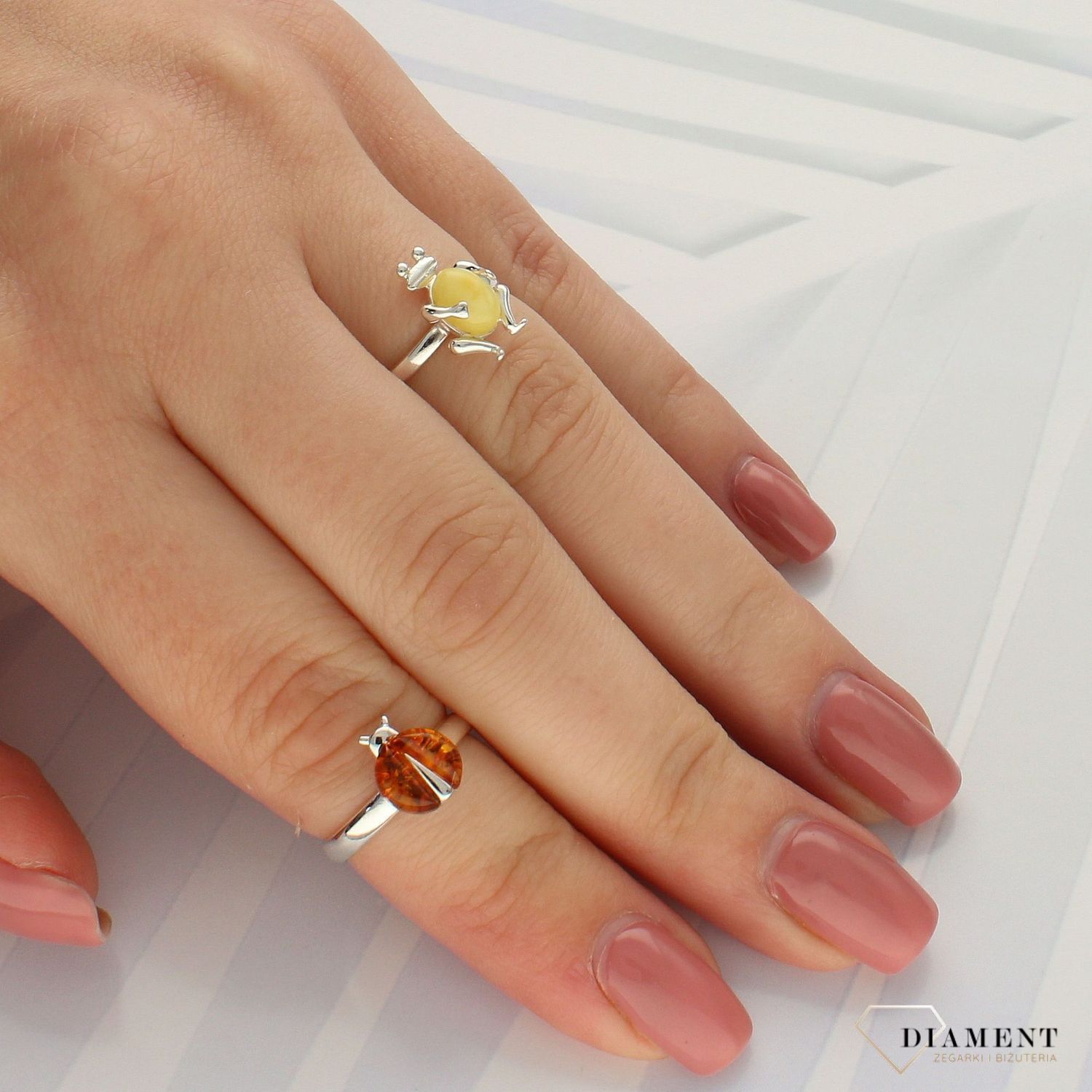 Srebrny pierścionek 925 'bursztynowa biedronka' DIA-PRS-4522-925 (1).jpg
