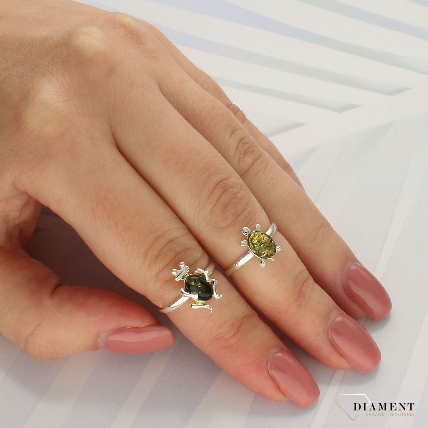 Srebrny pierścionek 925 'Żółw z zielonego bursztynu' DIA-PRS-4524-925 (1).jpg