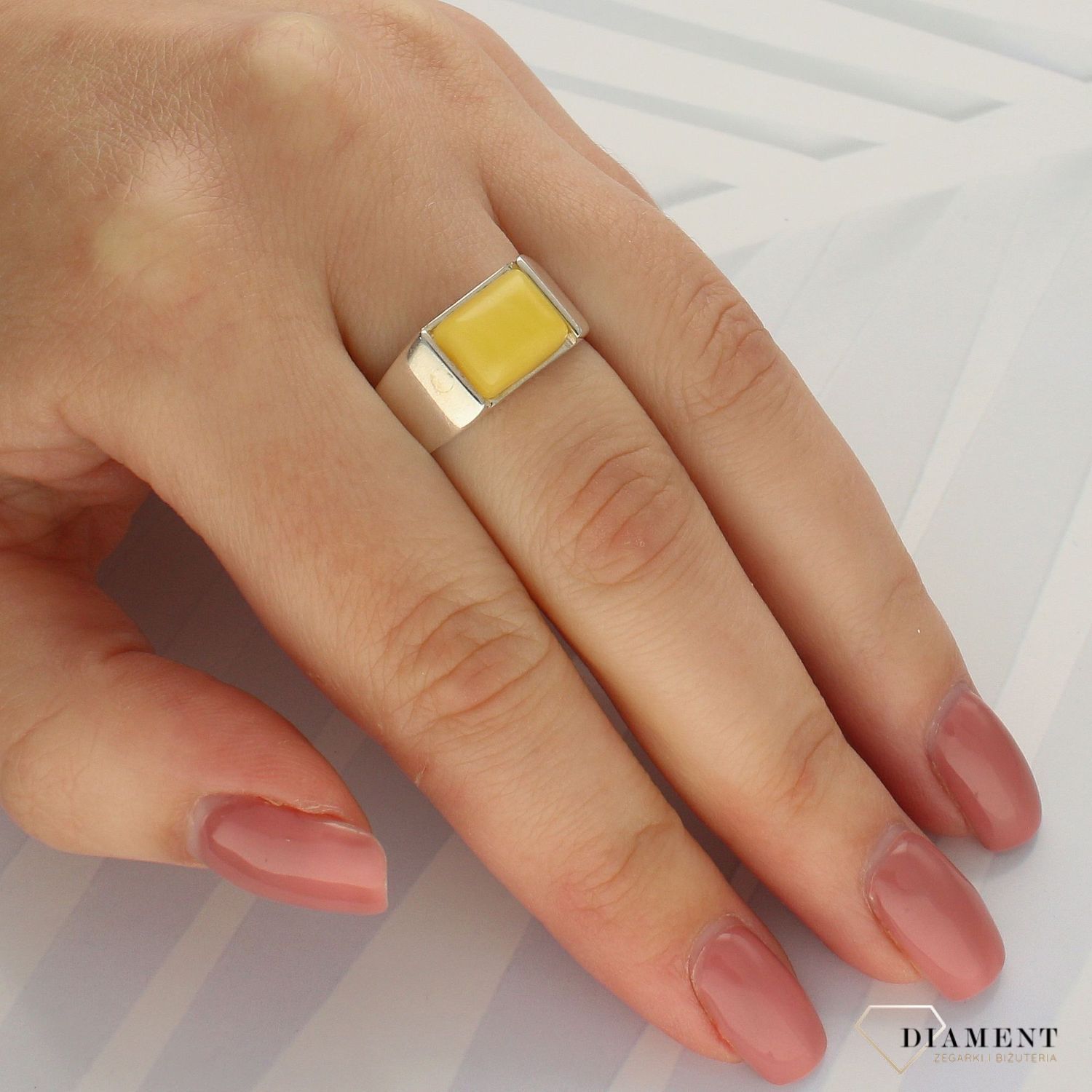 Srebrny pierścionek 925 z kwadratowym bursztynem o miodowym odcieniu DIA-PRS-4529-925 (1).jpg