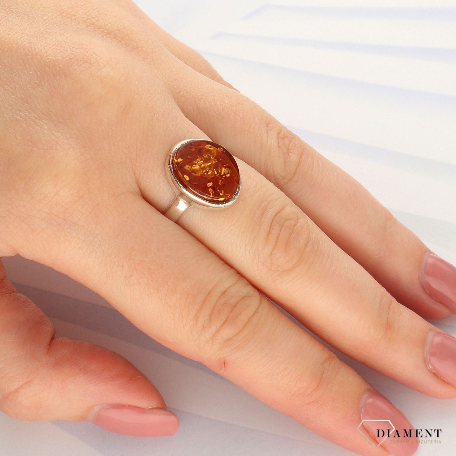 Srebrny pierścionek z okrągłym pięknym bursztynem DIA-PRS-4556-925 (1).jpg