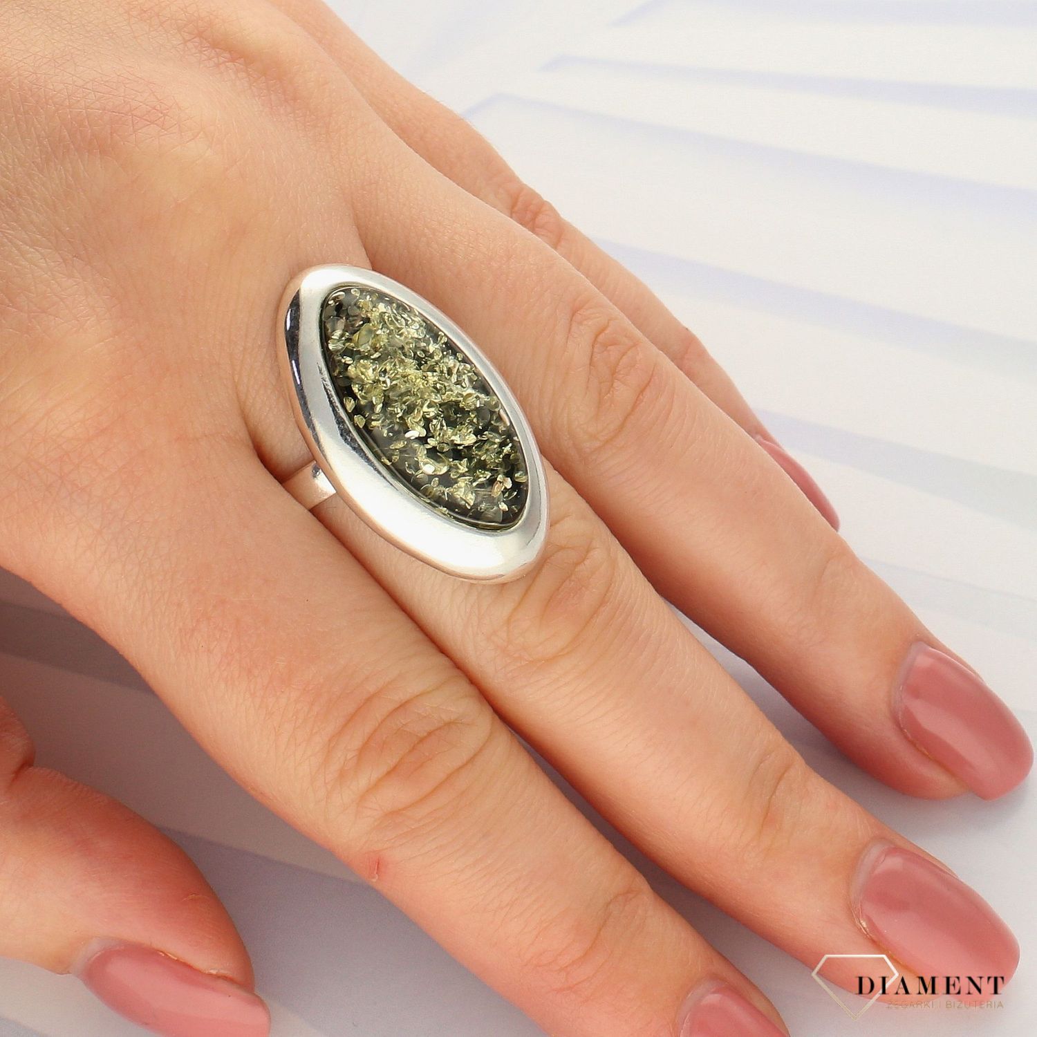 Srebrny pierścionek z zielonym bursztynem DIA-PRS-4557-925 (1).jpg