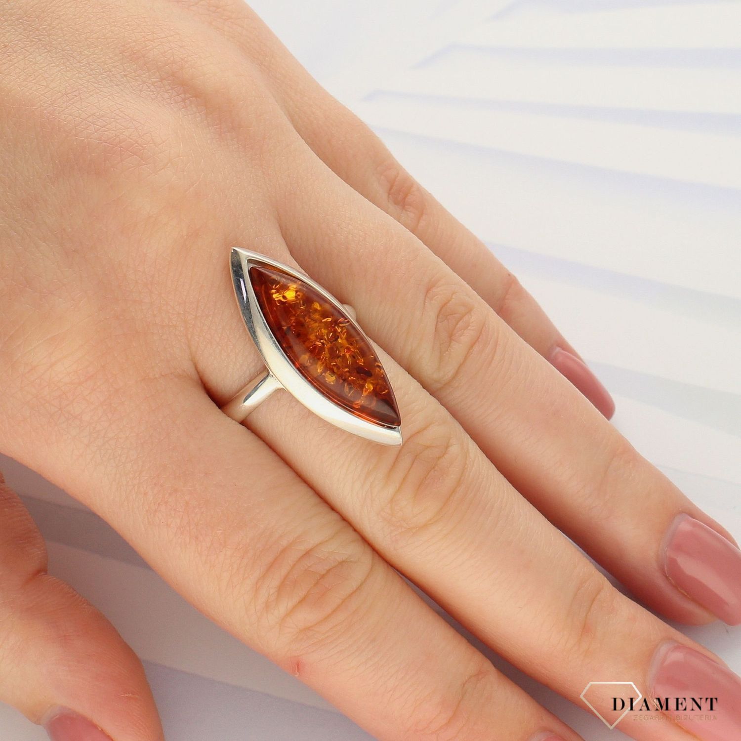 Srebrny pierścionek z brązowym bursztynem DIA-PRS-4558-925 (1).jpg