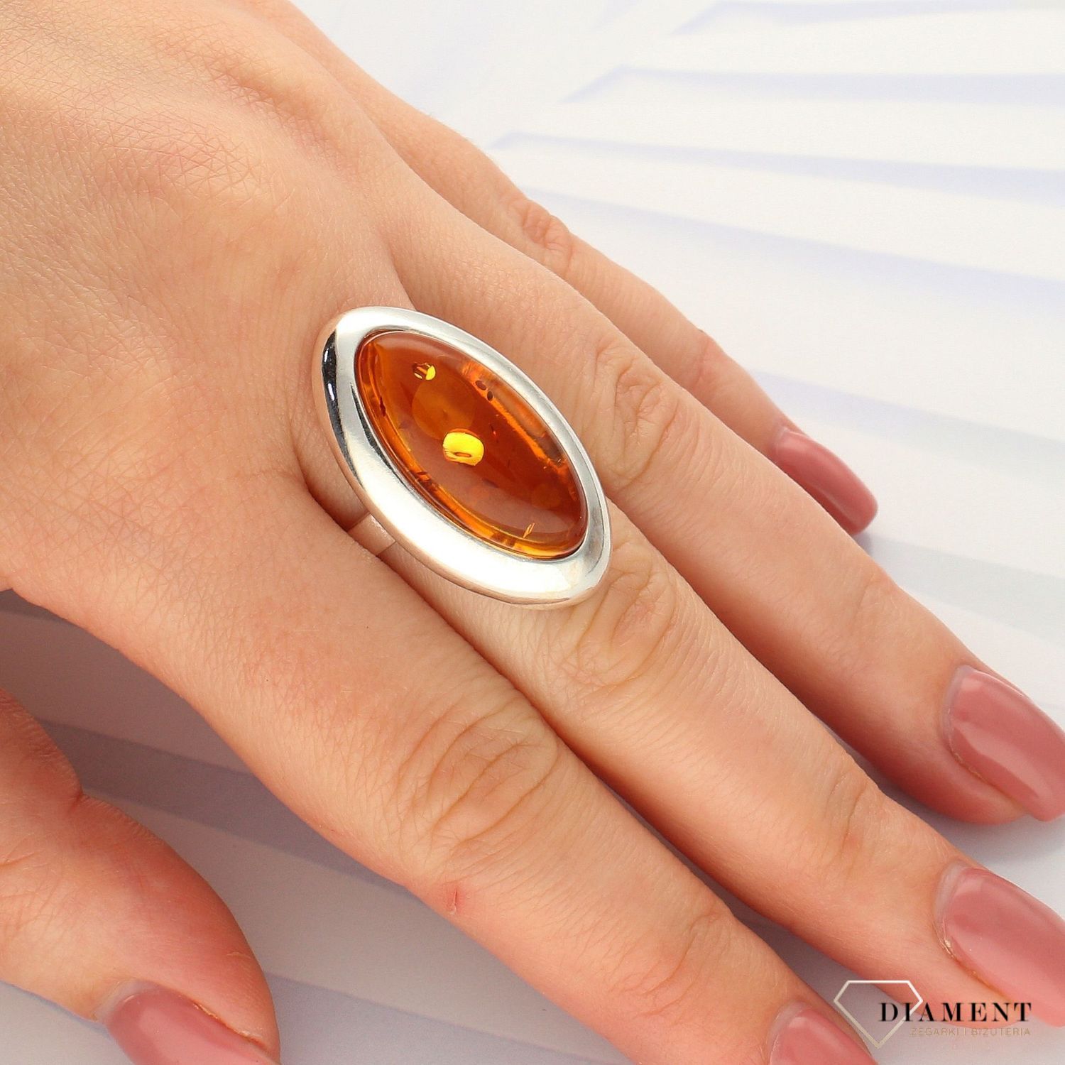 Srebrny pierścionek z miodowym bursztynem DIA-PRS-4559-925 (1).jpg