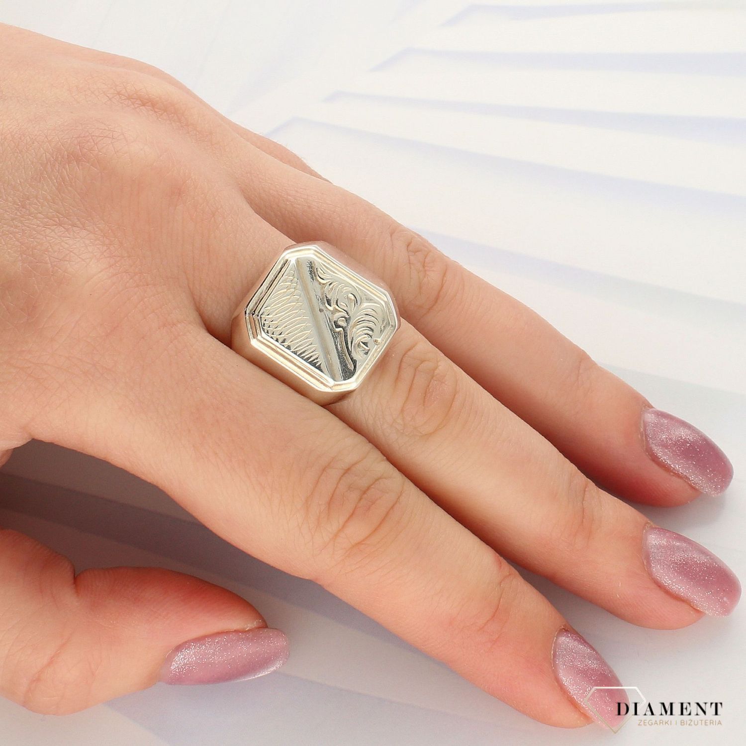 Srebrny sygnet o prostokątnym kształcie z grawerem DIA-PRS-4561-925 (1).jpg