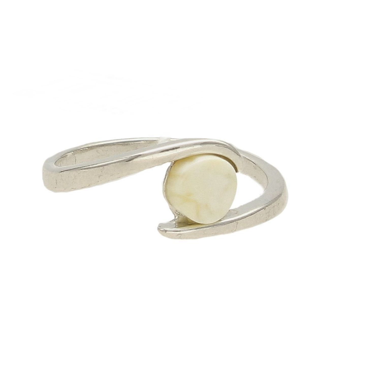 Srebrny pierścionek z bursztynem DIA-PRS-4563-925 (1).jpg