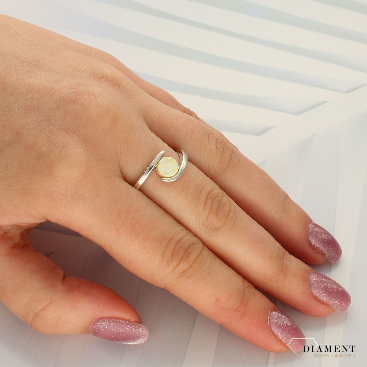 Srebrny pierścionek z bursztynem DIA-PRS-4563-925 (1).jpg