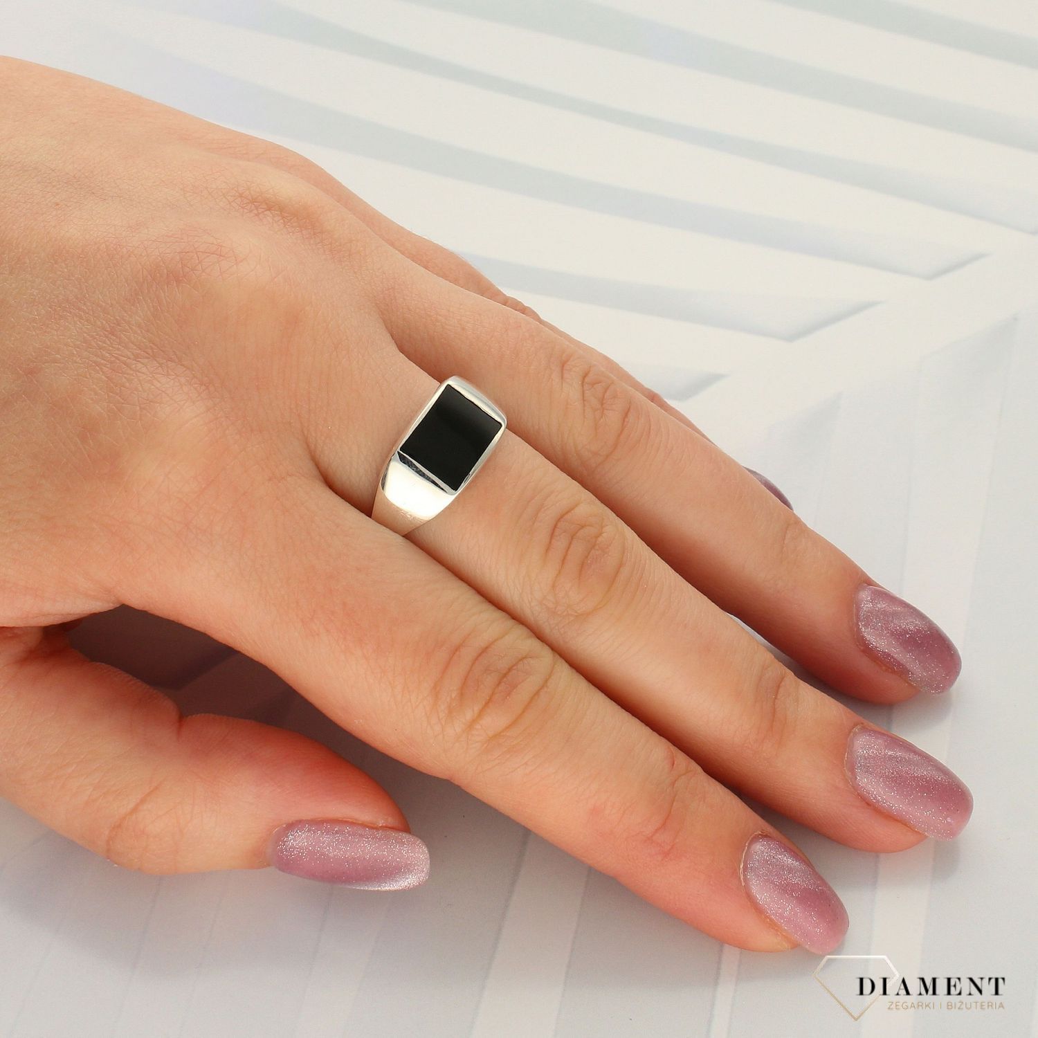 Srebrny pierścionek syntetyczny onyks DIA-PRS-4565-925 (1).jpg