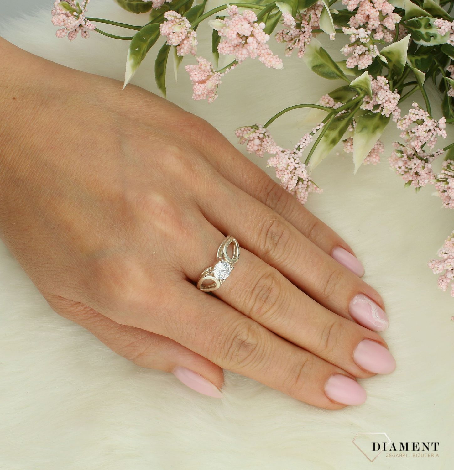 Srebrny pierścionek damski 925 z okrągłą cyrkonią DIA-PRS-4567-925. Srebrny pierścionek damski. Srebrny pierścionek z cyrkoniami. Pierścionek srebrny damski. Srebrny 1.jpg