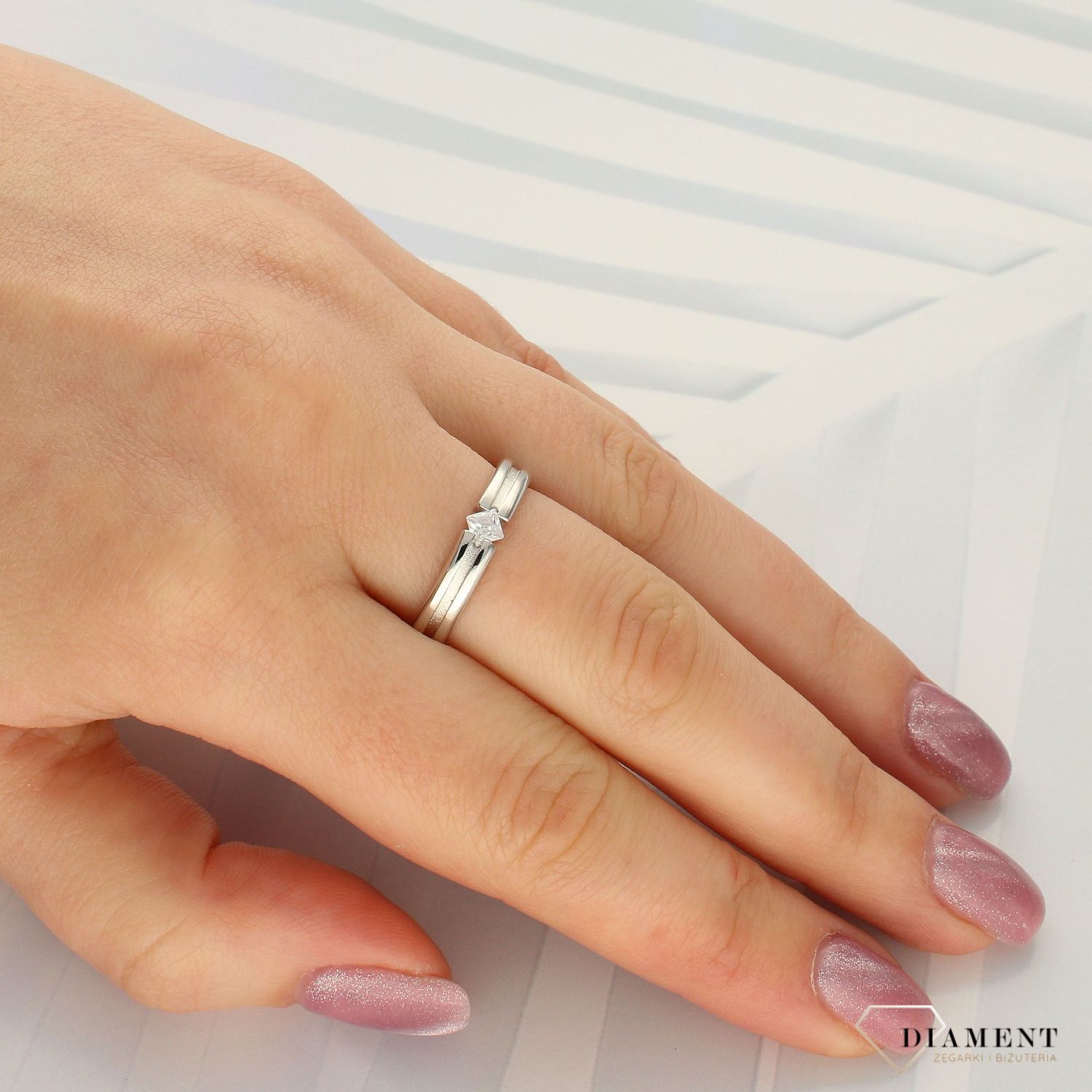 Srebrny pierścionek z cyrkonią DIA-PRS-4571-925 (1).jpg