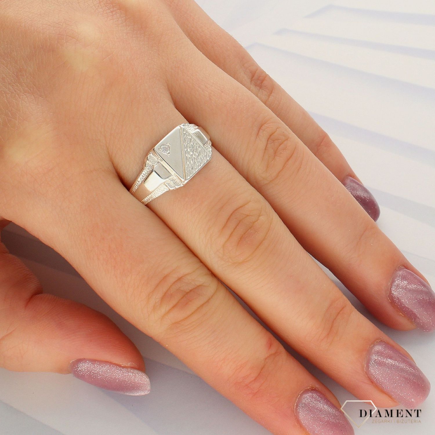Srebrny sygnet o kwadratowej formie z cyrkonią 925 DIA-PRS-4577-925 (1).jpg