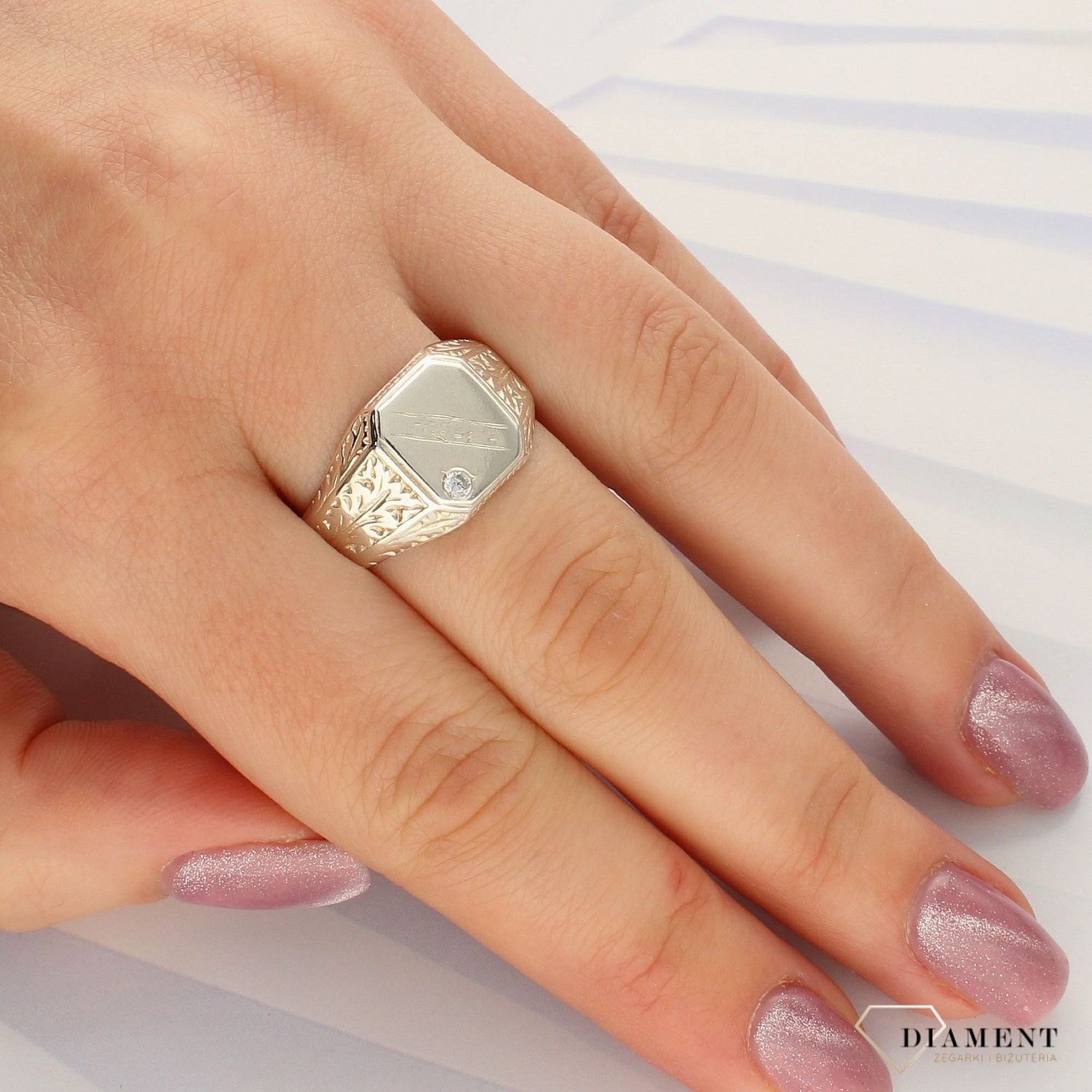 Srebrny sygnet z grawerem i cyrkonią 925 DIA-PRS-4578-925 (1).jpg