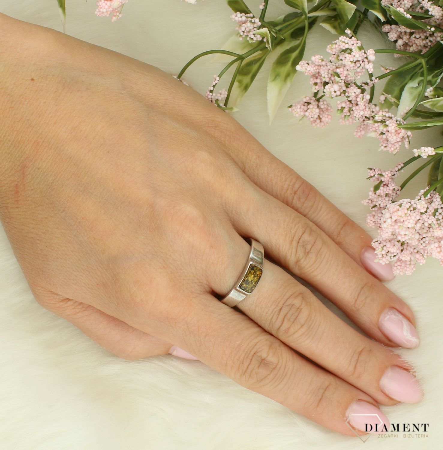 Srebrny pierścionek damski 925 z bursztynem bałtyckim rozmiar 24 DIA-PRS-8630-925. Srebrny pierścionek damski. Srebrny pierścionek z bursztynem. Pierścionek damski na prezent. Pierścionek srebrny dla kobiety.5.jpg