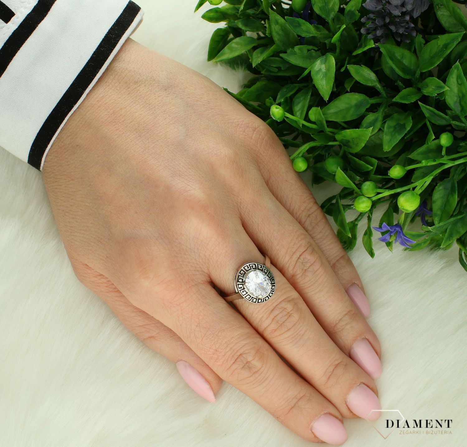 Srebrny pierścionek damski 925 z dużą cyrkonią i wzorem drogi greckiej rozmiar 18 DIA-PRS-4657-925 (2).jpg