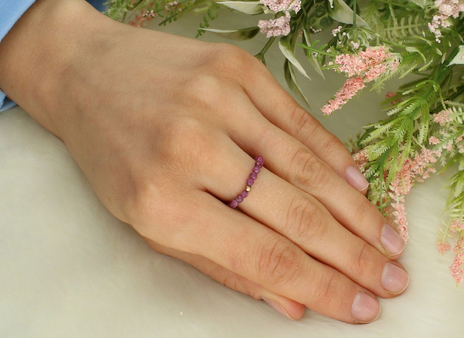 Delikatny pierścionek damski na gumce z naturalnym rubinem. Srebro próby 925, rozmiar 13. Model DIA-PRS-4910-RUBIN – klasyka i elegancja w naturalnym wydaniu.1.jpg