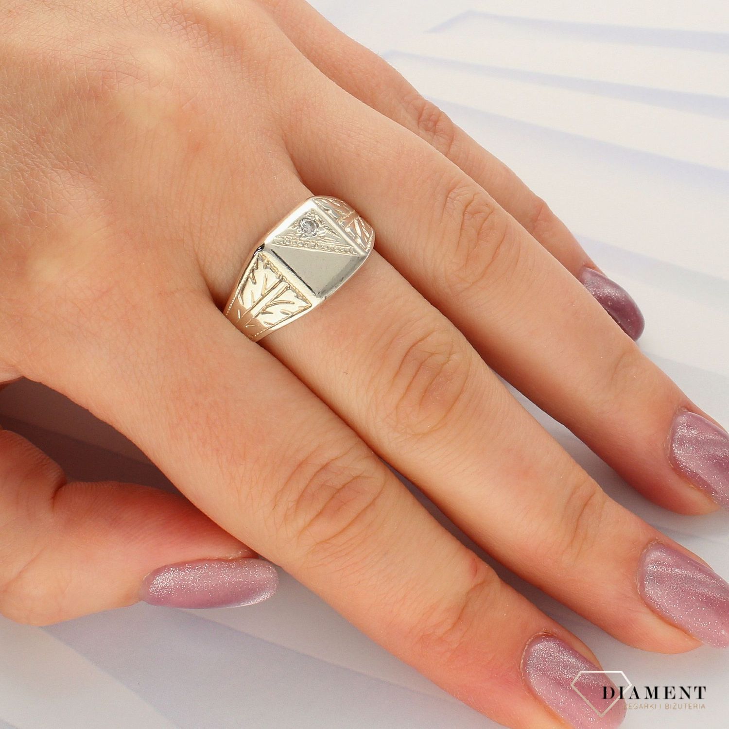 Srebrny sygnet o prostokątnej formie 925 DIA-PRS-4976-925 (1).jpg