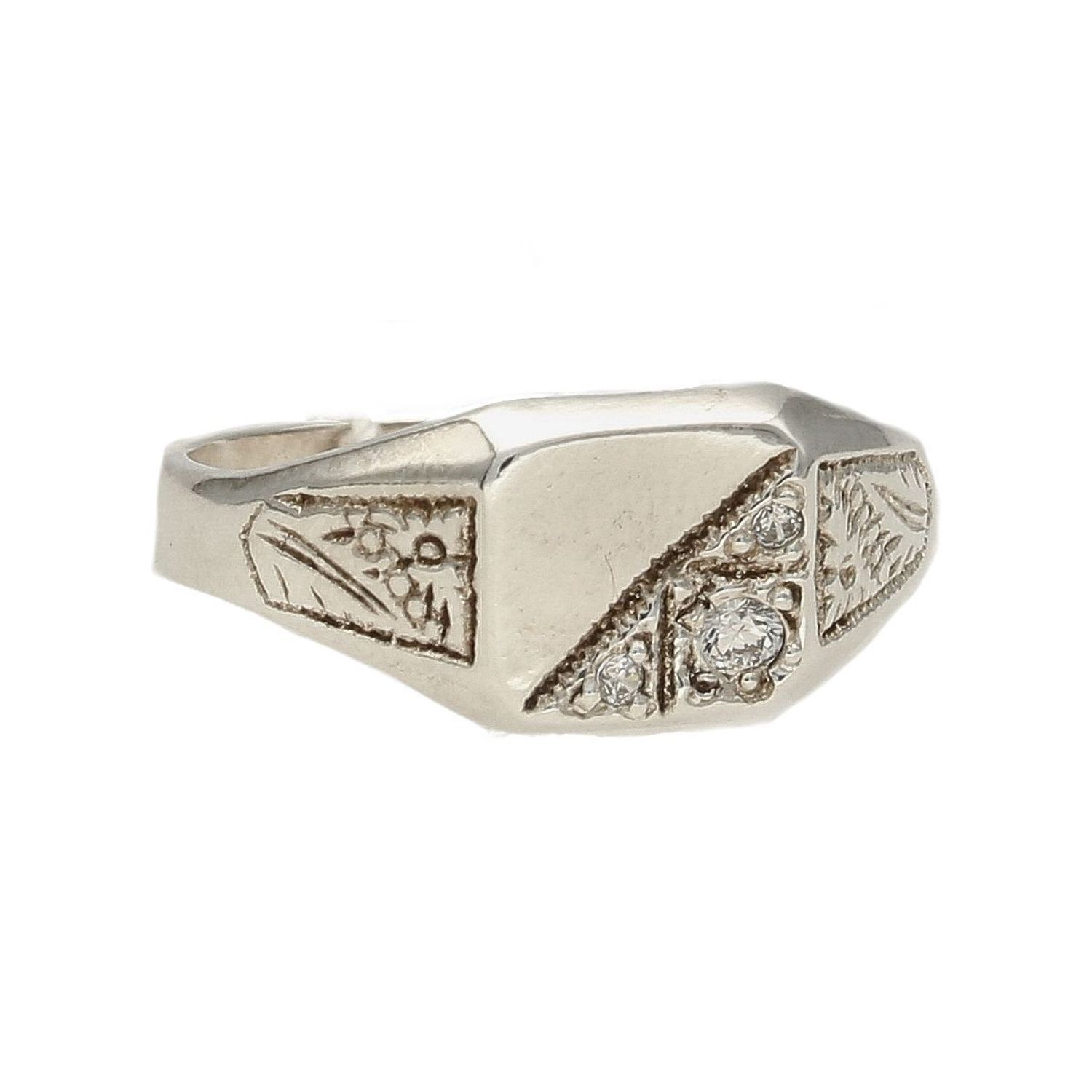 Srebrny sygnet o prostokątnej formie z grawerem i cyrkonią DIA-PRS-4977-925 (1).jpg