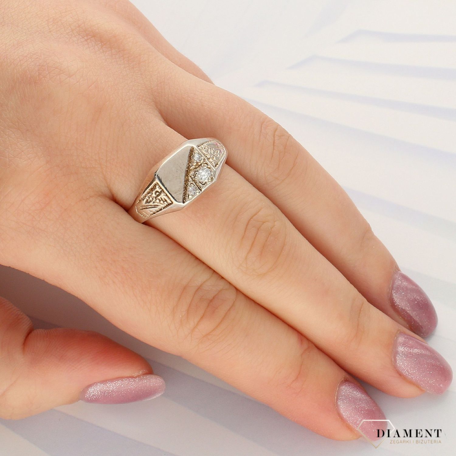 Srebrny sygnet o prostokątnej formie z grawerem i cyrkonią DIA-PRS-4977-925 (1).jpg