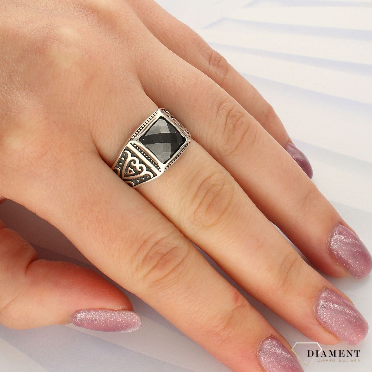 Srebrny sygnet o kwadratowej formie z Onyksem 925 DIA-PRS-4978-925 (1).jpg