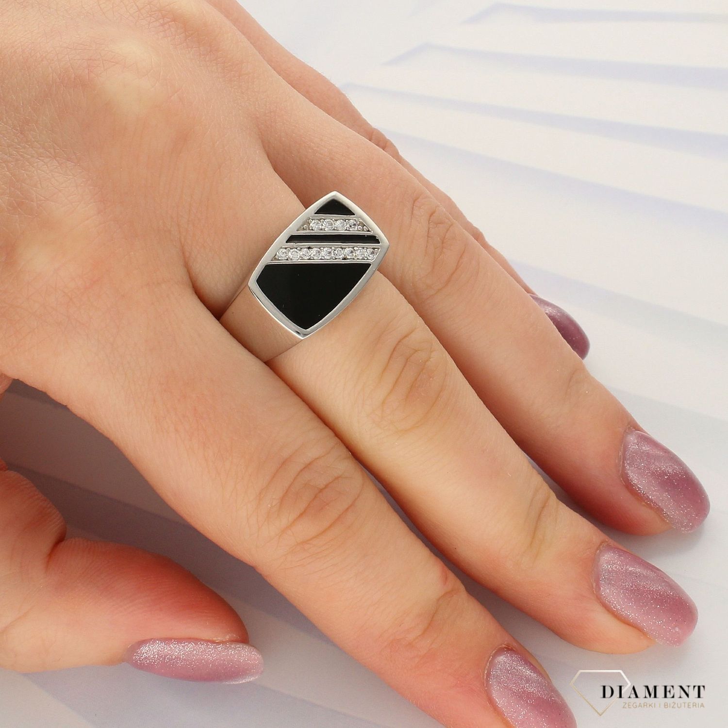 Srebrny sygnet o prostokątnej czarnej górze 925 DIA-PRS-4980-925 (1).jpg