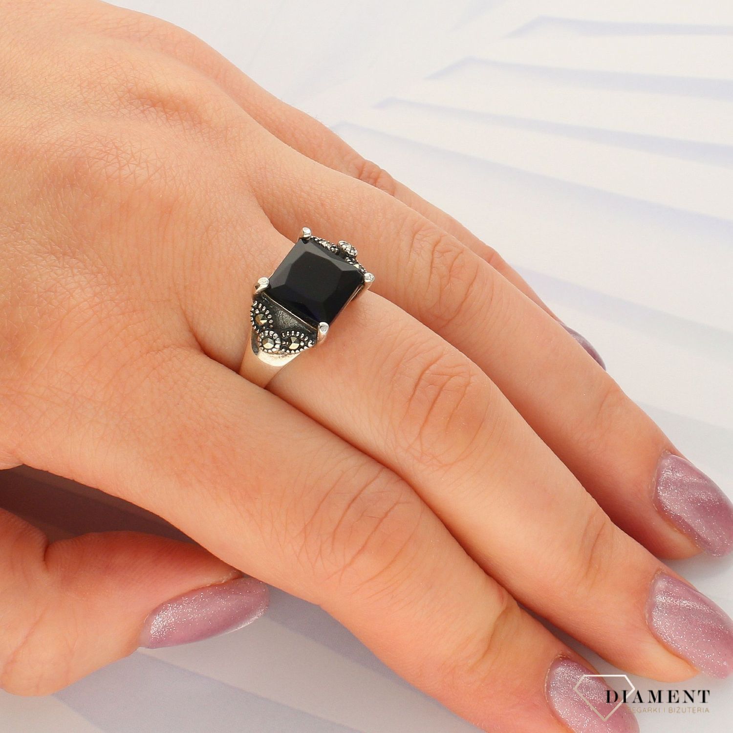 Srebrny pierścionek z granatowym oczkiem i Markazytami DIA-PRS-4981-925 (1).jpg