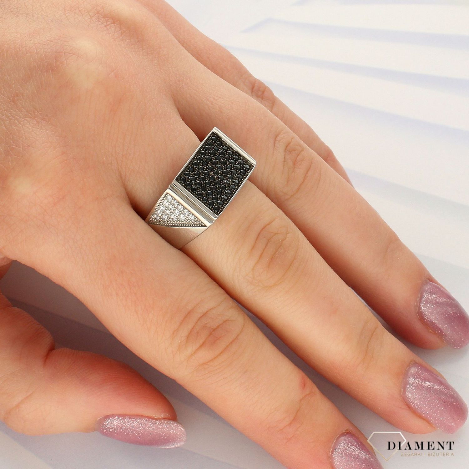 Srebrny sygnet o prostokątnym kształcie wysadzany cyrkoniami DIA-PRS-4982-925 (1).jpg