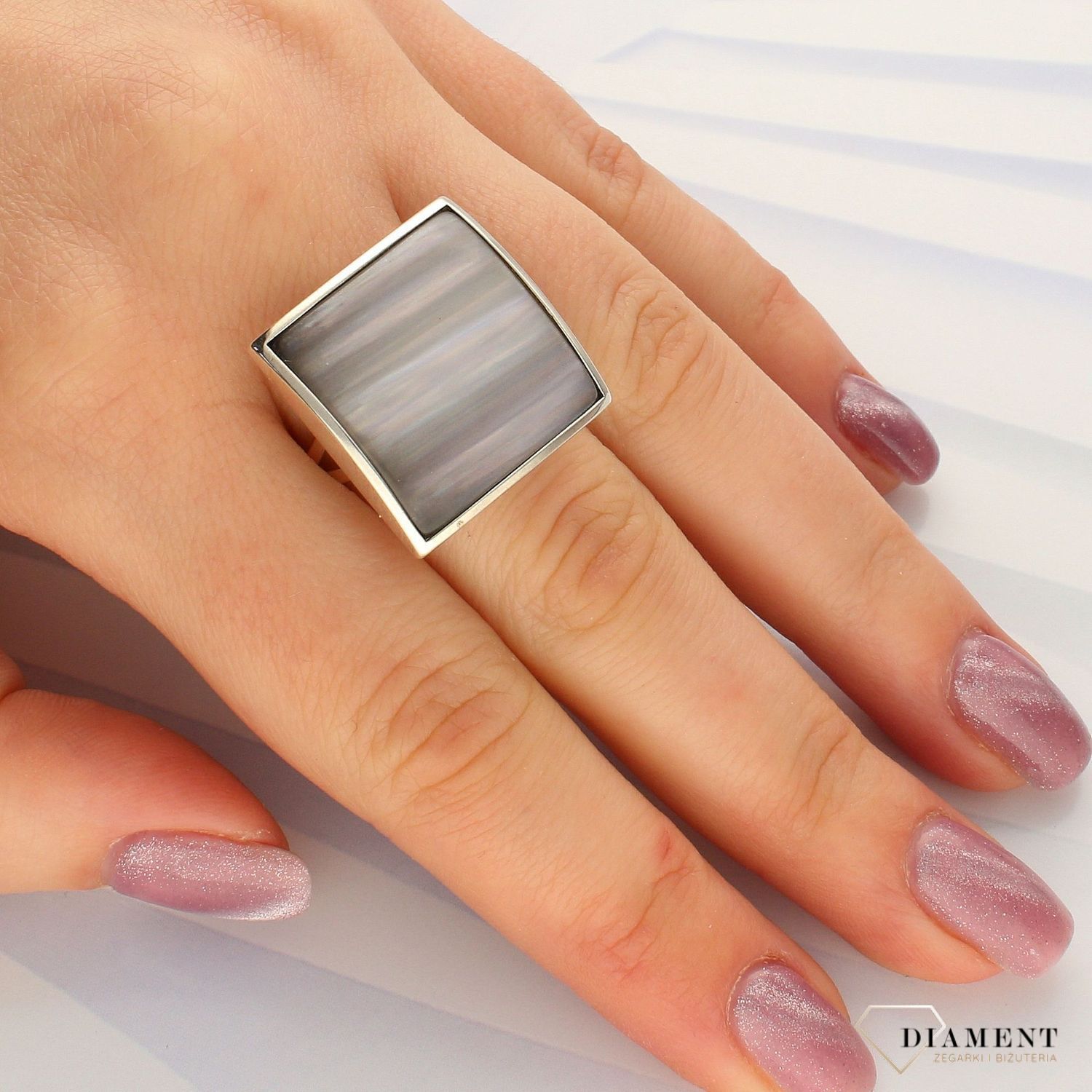 Srebrny pierścionek w kwadracie z masą perłową DIA-PRS-4983-925 (1).jpg