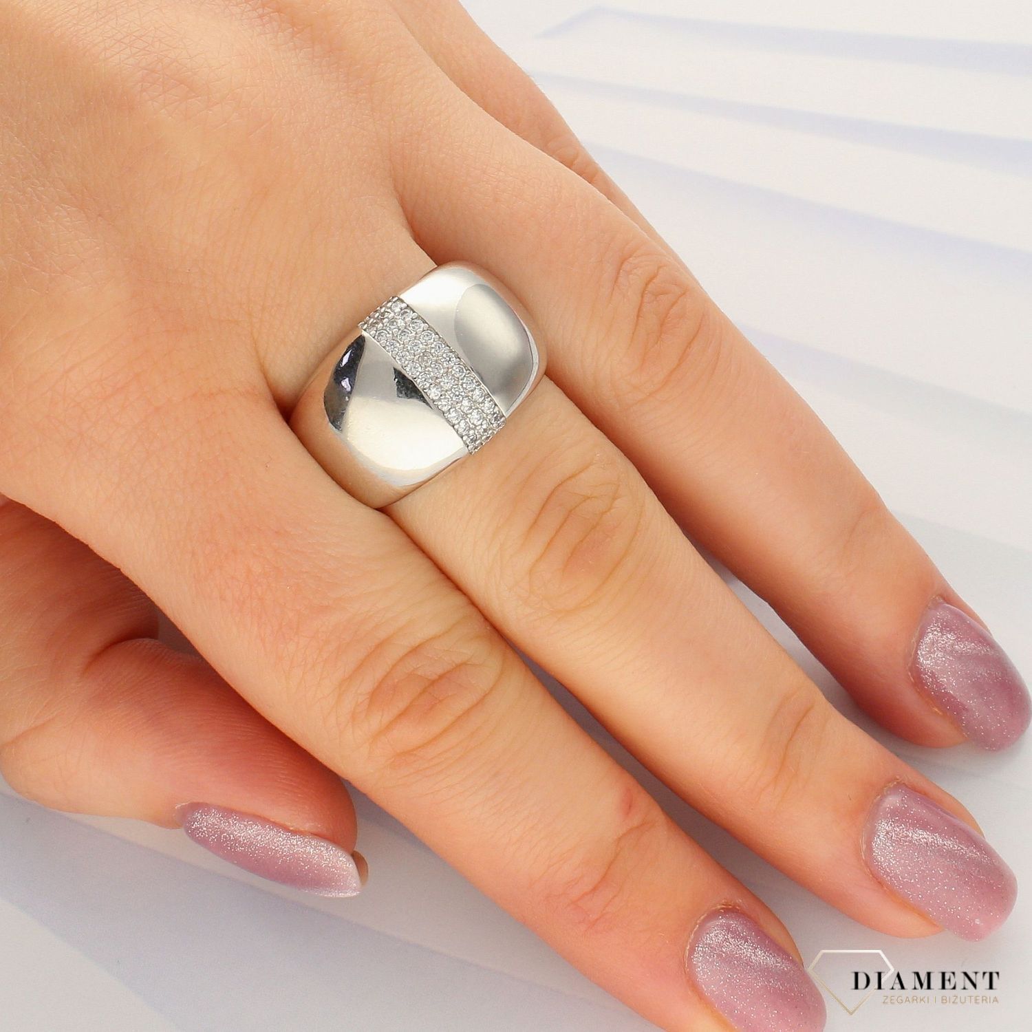 Srebrny szeroki pierścionek z cyrkoniami 925 DIA-PRS-4984-925 (1).jpg