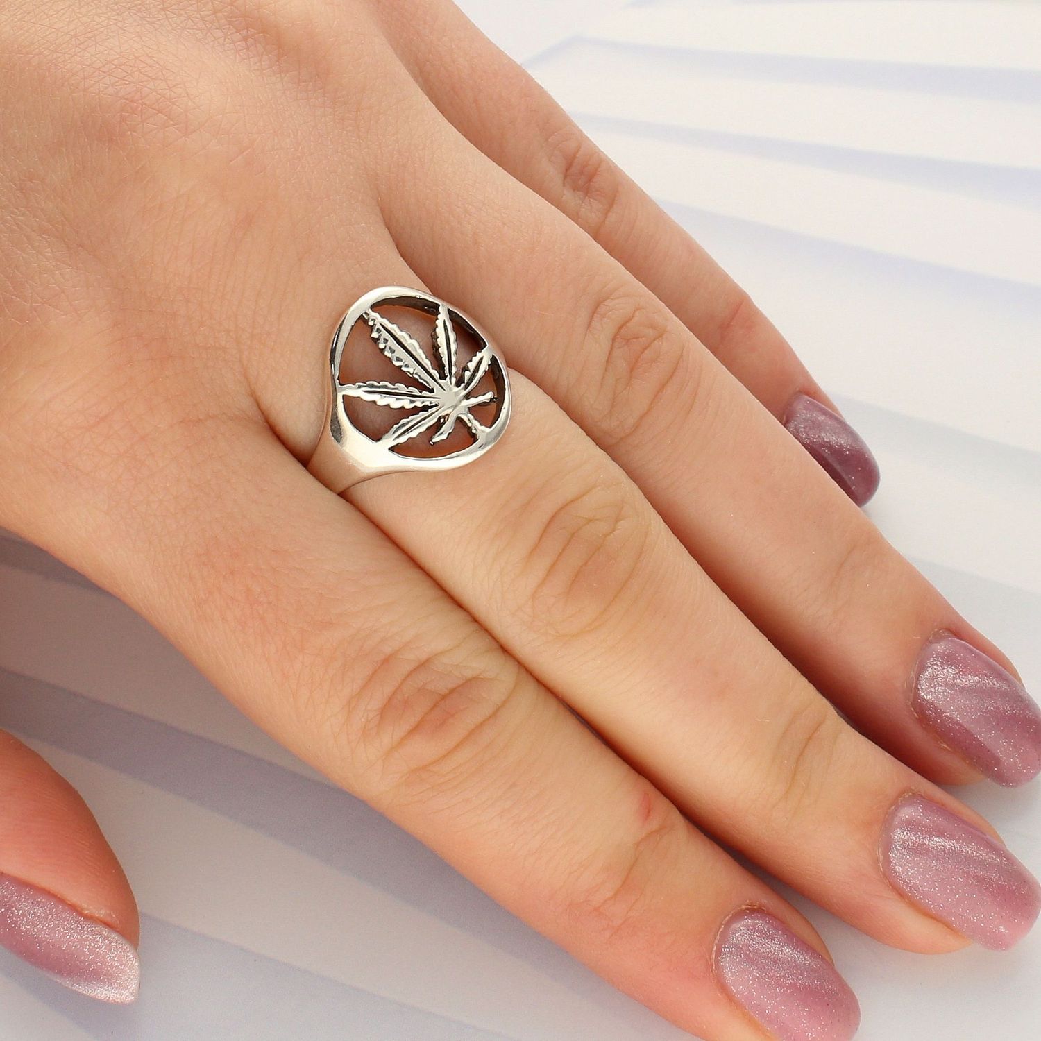 Srebrny pierścionek z motywem konopi indyjskiej 925 DIA-PRS-4988-925 (1).jpg