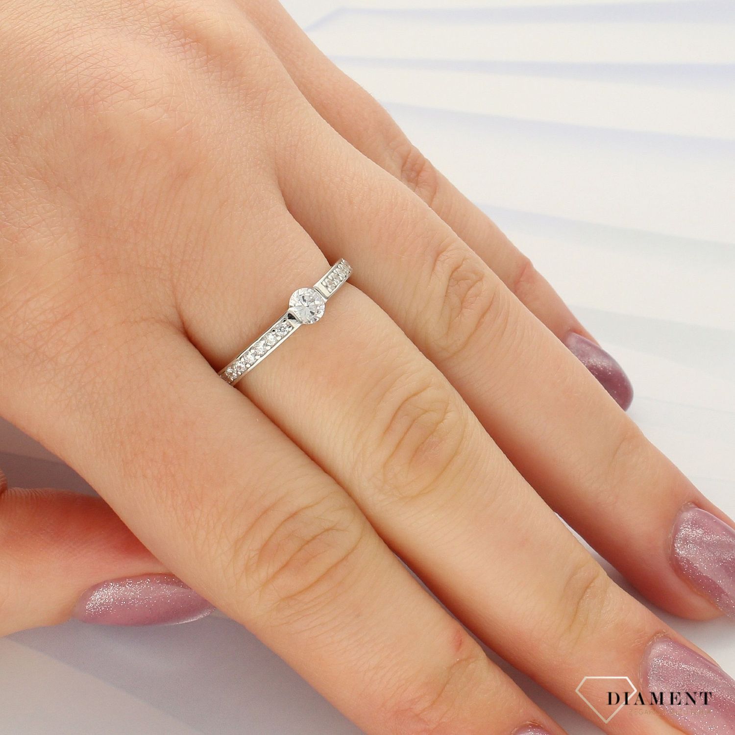 Srebrny pierścionek klasyka zaręczynowa z cyrkoniami DIA-PRS-5005-925 (1).jpg