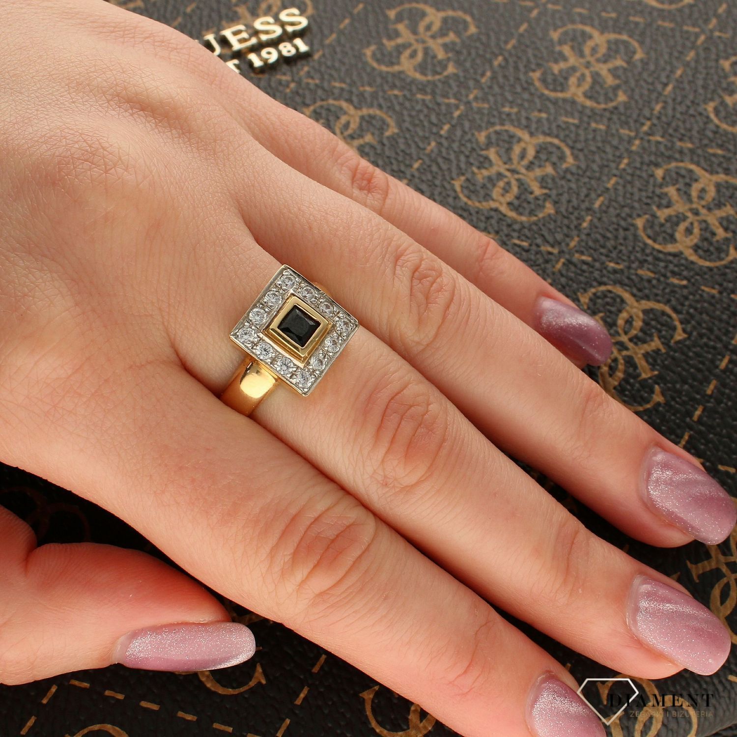 Złoty pierścionek 585 kwadrat z białą i czarną cyrkonią DIA-PRS-5017-585 (1).jpg