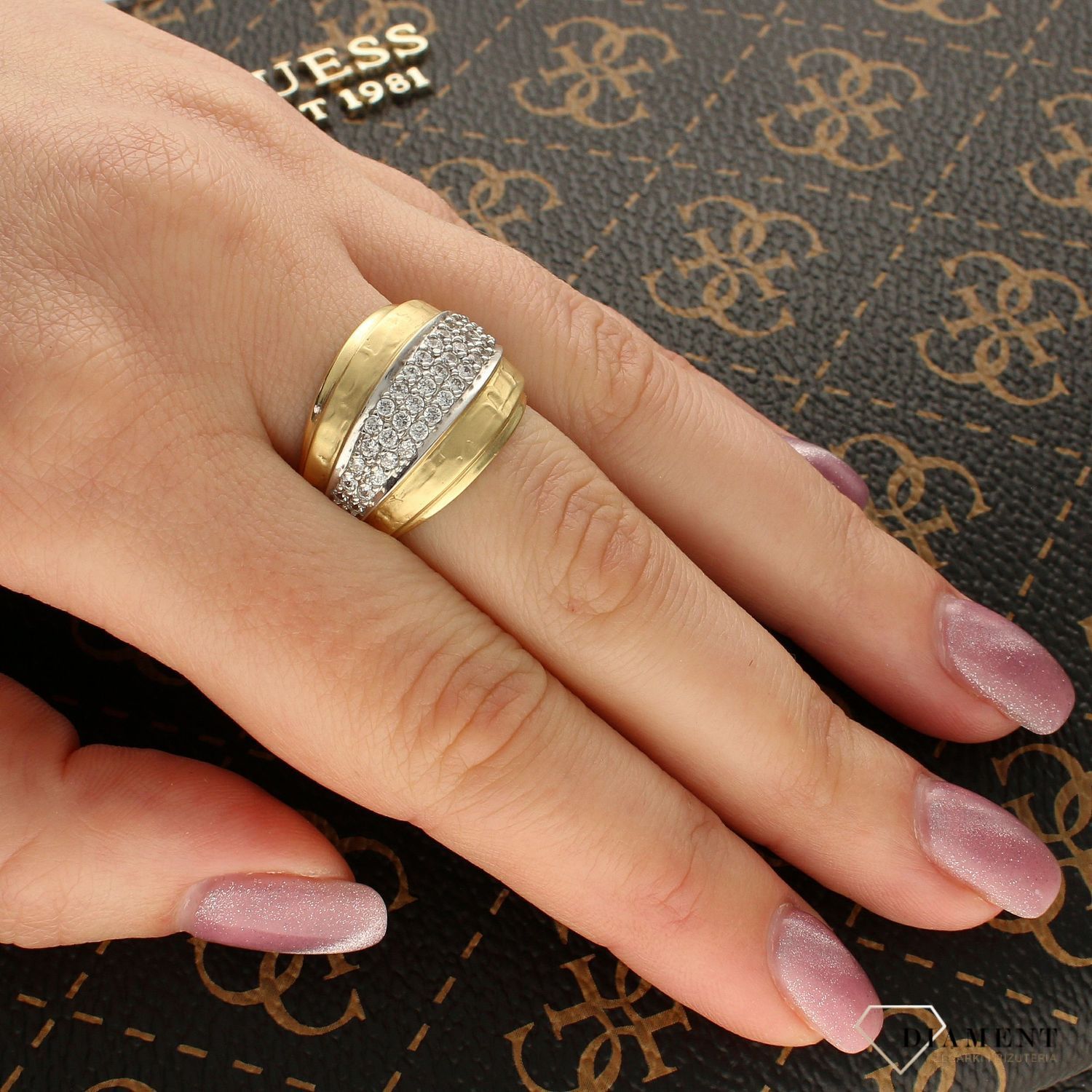 Złoty pierścionek 'Matowe żłobienia z rzędem cyrkonii' DIA-PRS-5019-585 (1).jpg