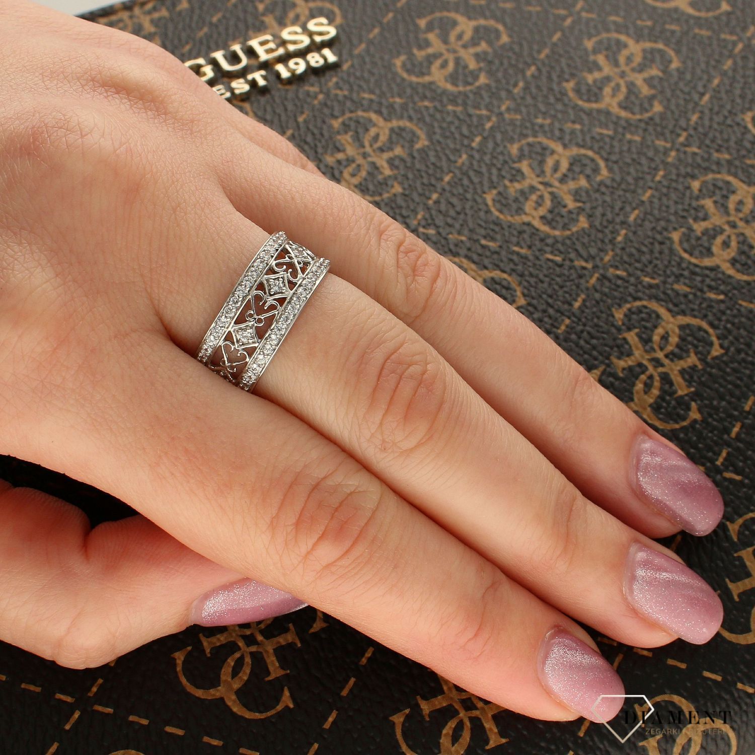 Złoty pierścionek białe złoto 'prosta, zdobiona forma' DIA-PRS-5022-585 (1).jpg