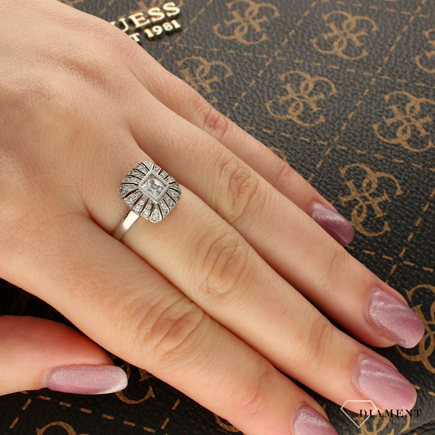 Złoty pierścionek białe złoto z blaskiem cyrkonii DIA-PRS-5024-585 (1).jpg