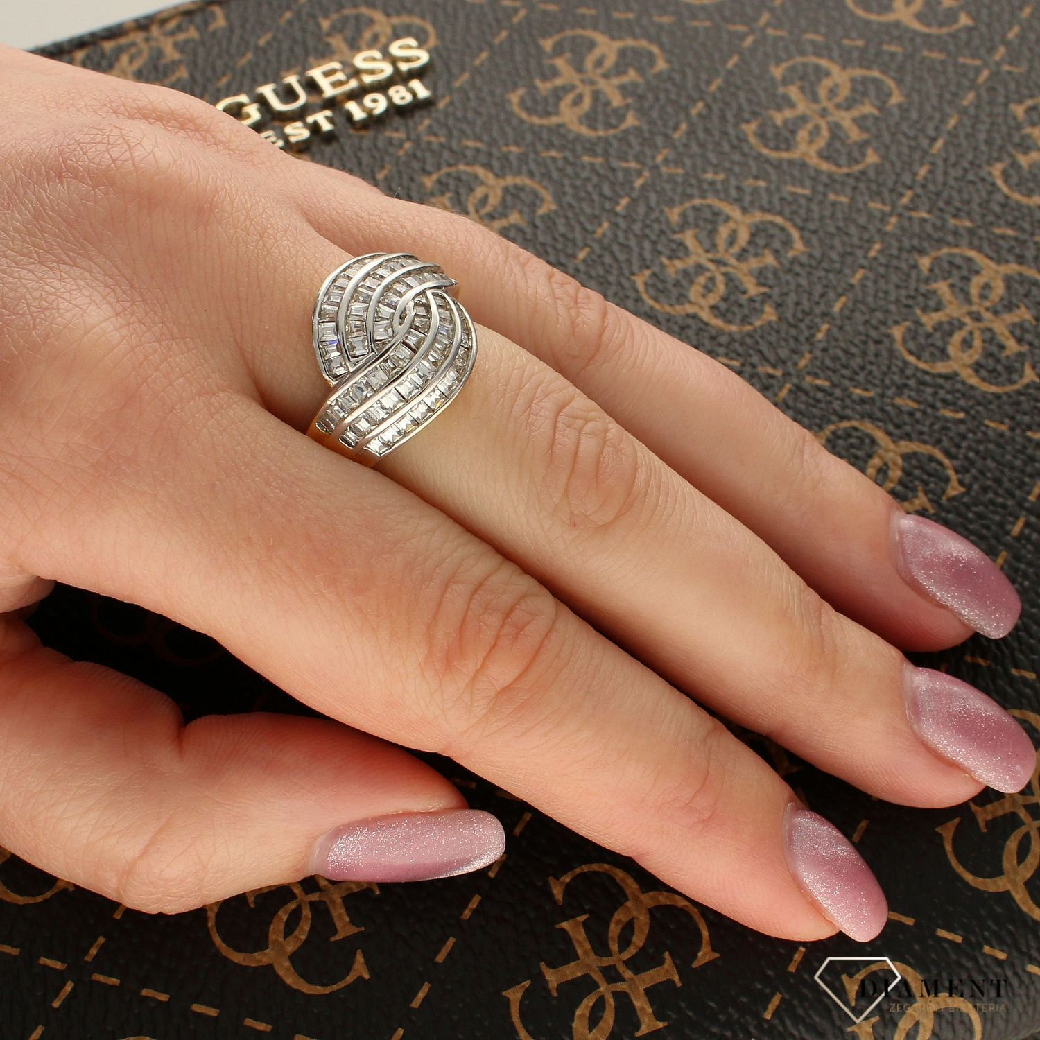 Złoty pierścionek faliste wzory z cyrkonią DIA-PRS-5026-585 (1).jpg