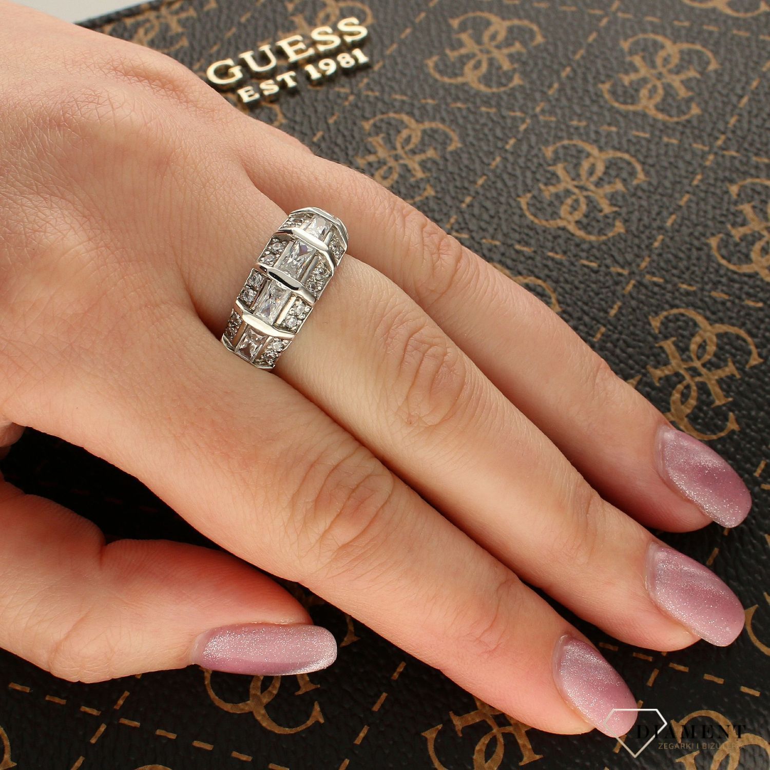 Złoty pierścionek 585 białe złoto z cyrkonią DIA-PRS-5028-585 (1).jpg