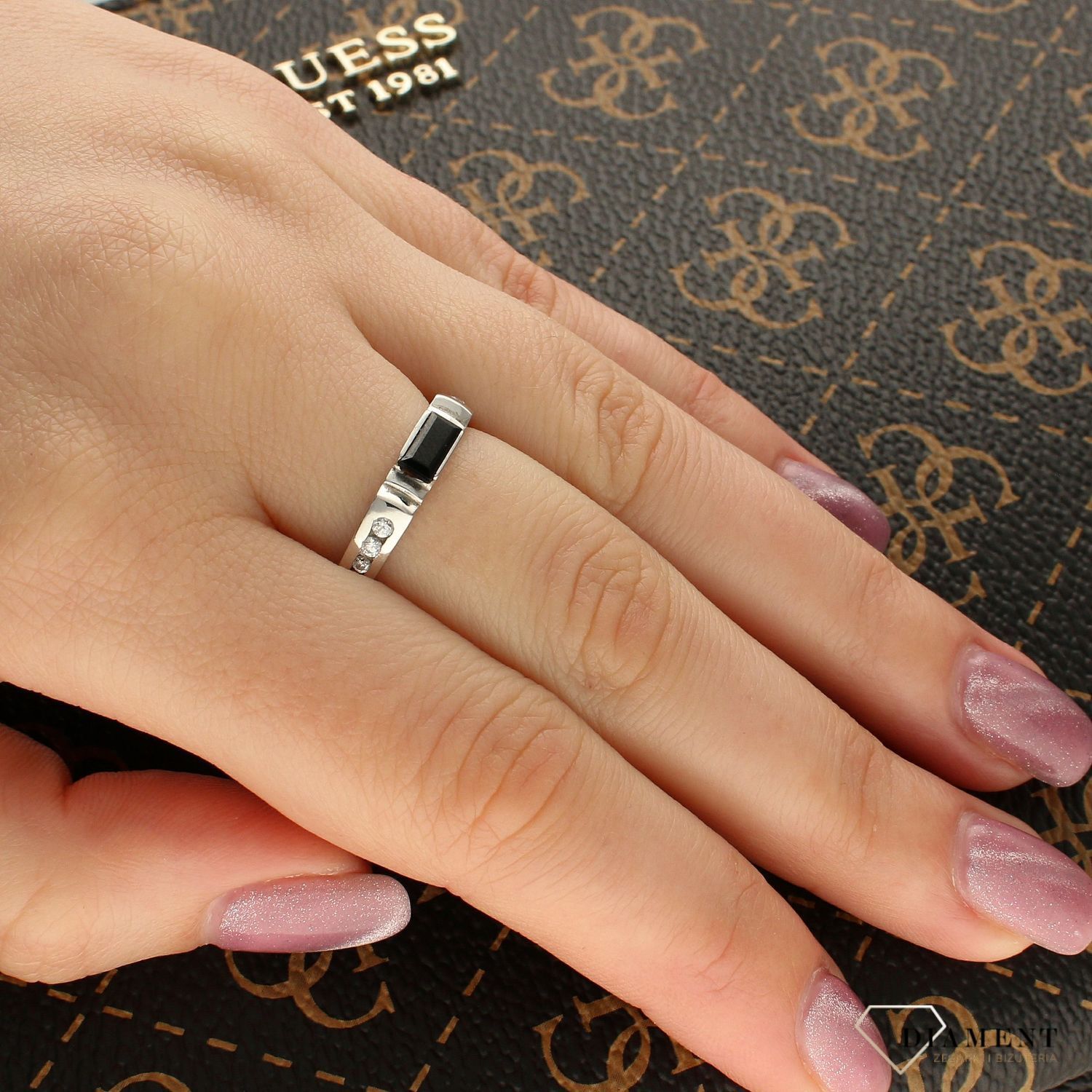 Złoty pierścionek białe złoto z czarnym kamieniem DIA-PRS-5033-585 (1).jpg