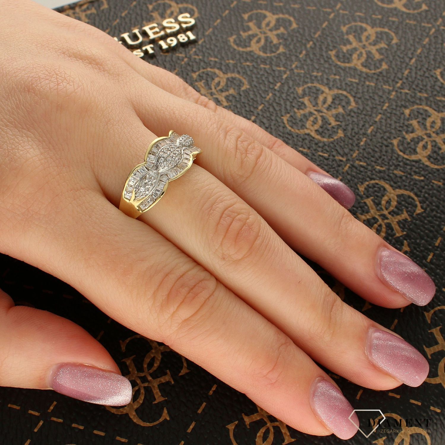 Złoty pierścionek ozdobiony cyrkonią DIA-PRS-5035-585 (1).jpg