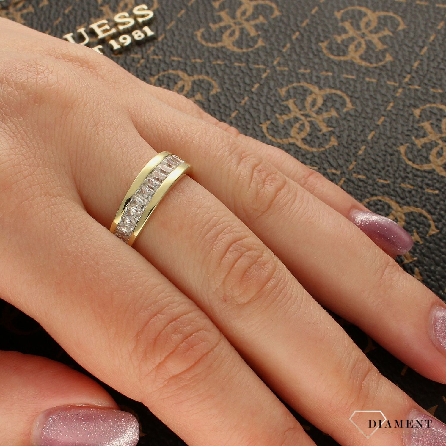 Złoty pierścionek obrączka z cyrkonią DIA-PRS-5037-585 (1).jpg