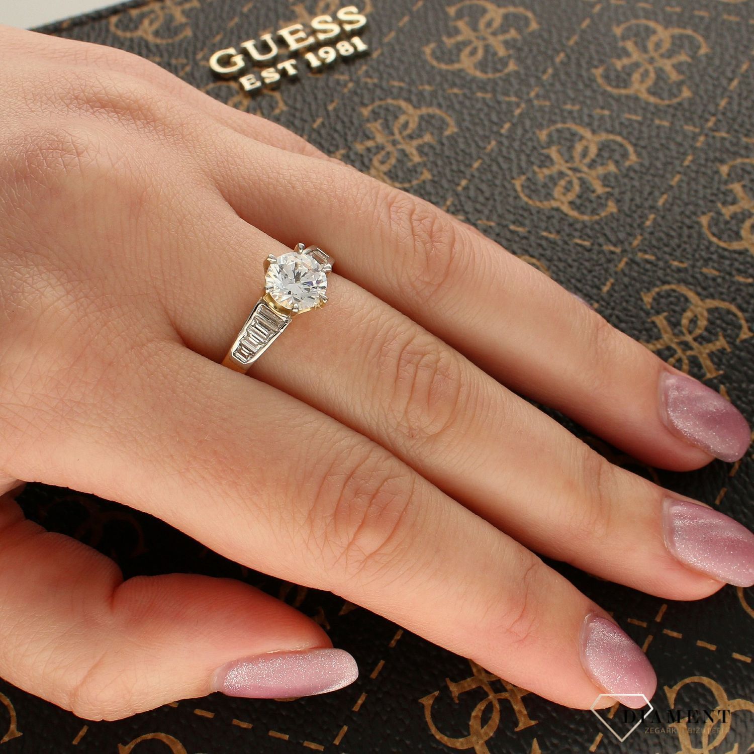 Złoty pierścionek 585 'Idealne zaręczyny' DIA-PRS-5042-585 (1).jpg