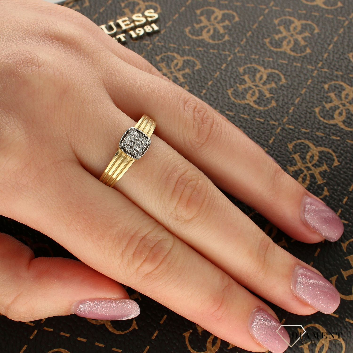 Złoty pierścionek kwadratowy z cyrkonią DIA-PRS-5043-585 (1).jpg