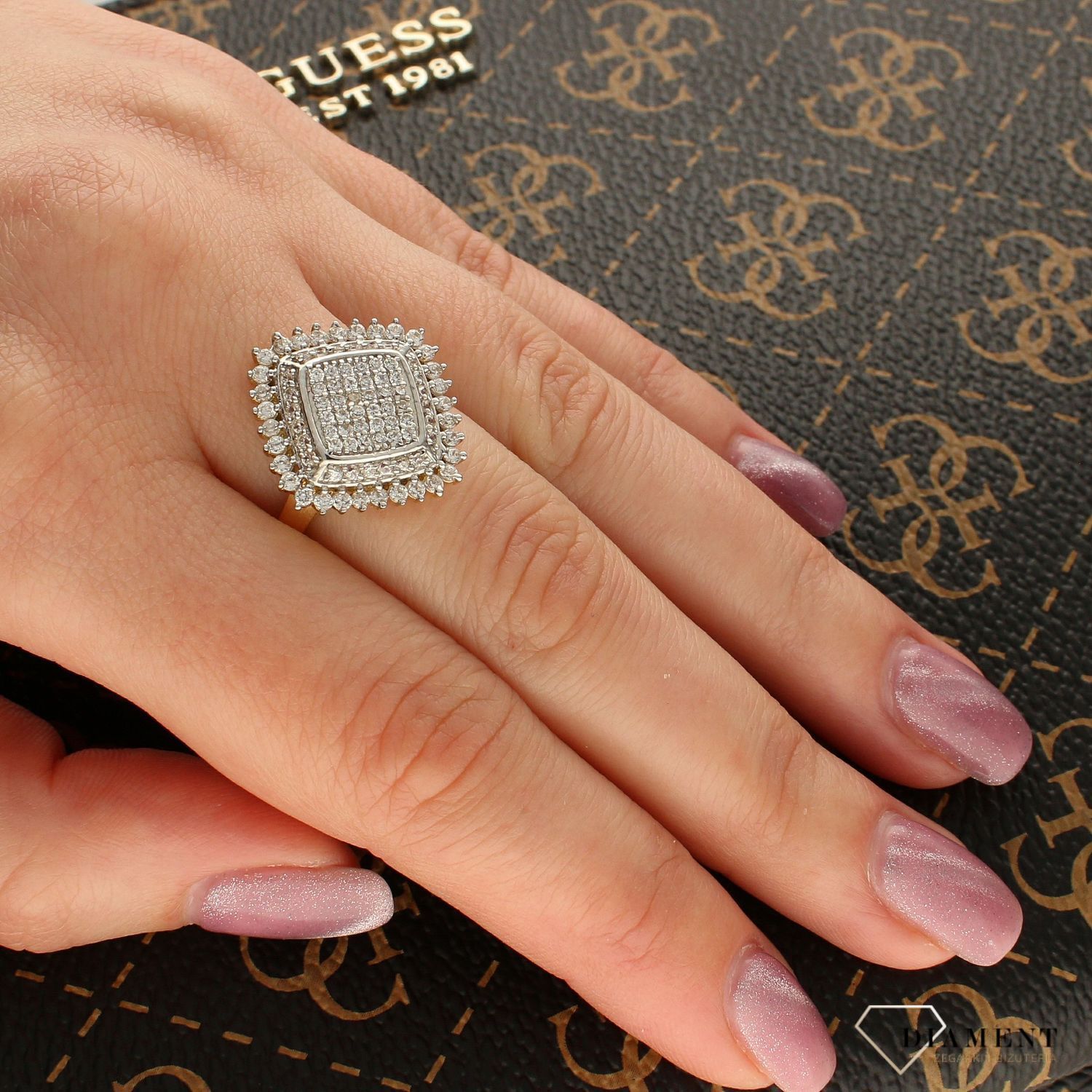 Złoty pierścionek ozdobiony cyrkonią DIA-PRS-5044-585 (1).jpg