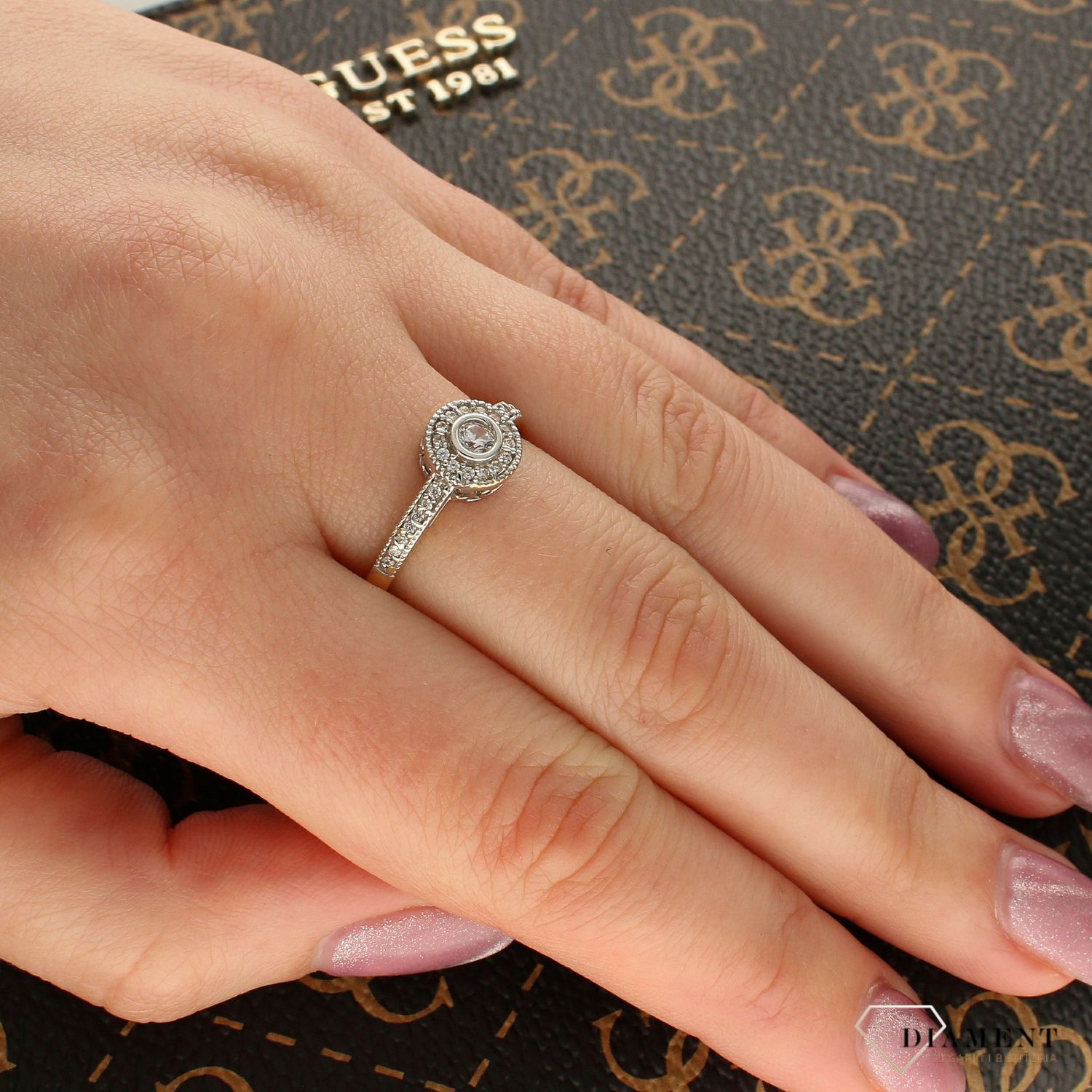 Złoty pierścionek okrągły z cyrkonią DIA-PRS-5046-585 (1).jpg