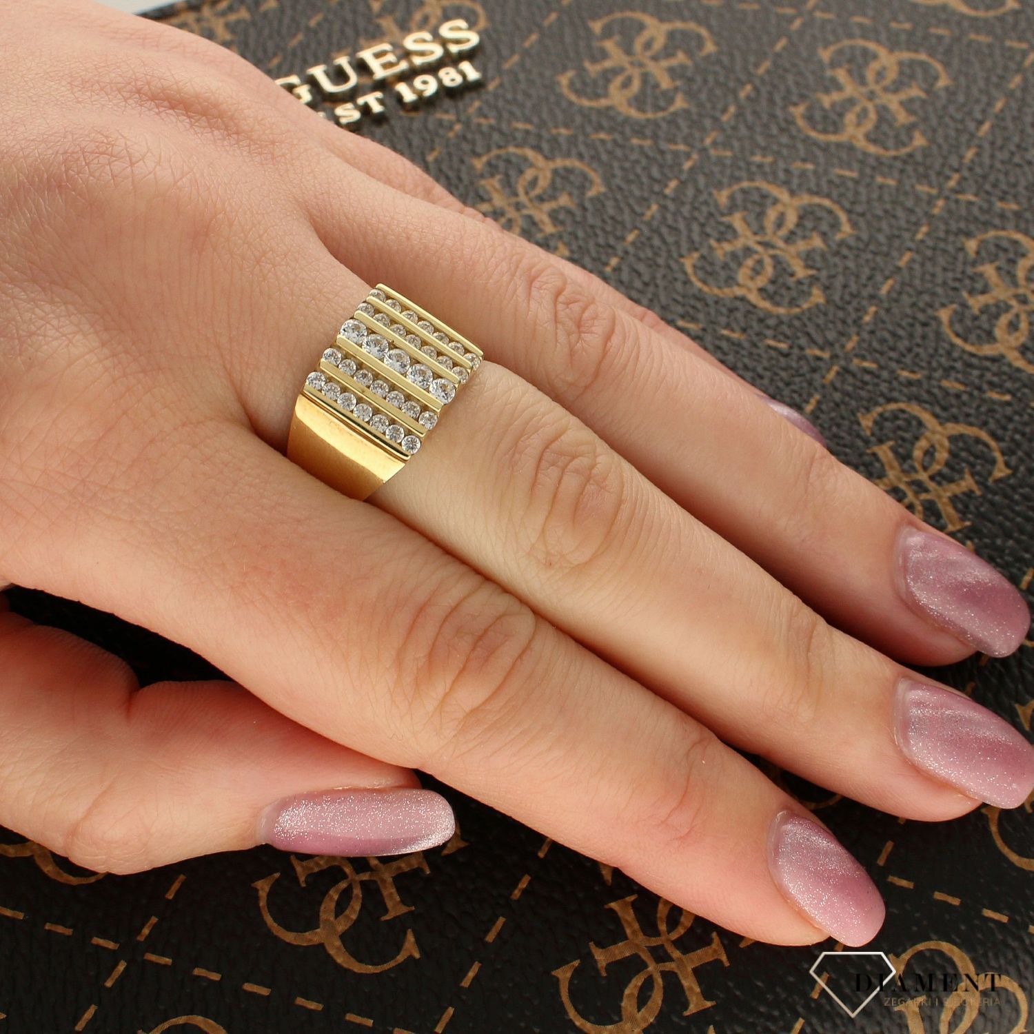 Złoty pierścionek 585 ozdobiony cyrkonią DIA-PRS-5047-585 (1).jpg