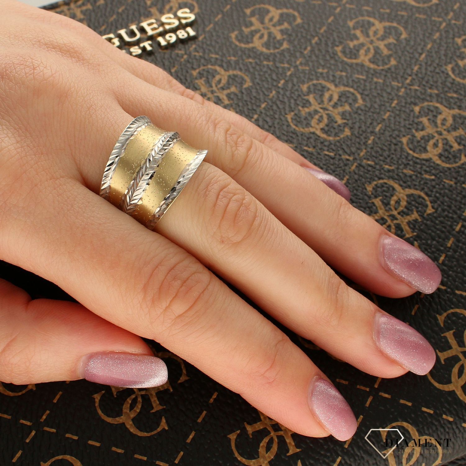 Złoty pierścionek z grawerowanym białym złotem DIA-PRS-5049-585 (1).jpg