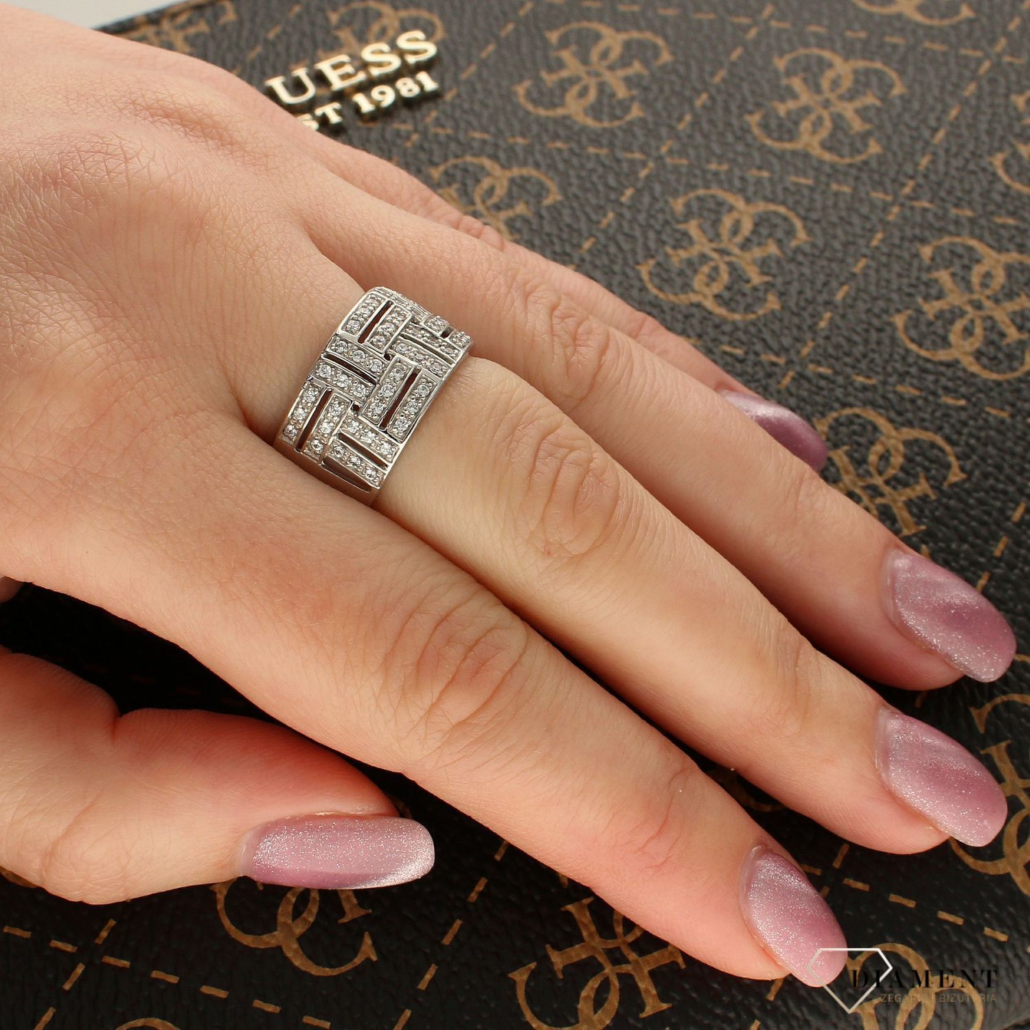 Złoty pierścionek szeroki 'białe złoto z cyrkonią' DIA-PRS-5051-585 (1).jpg