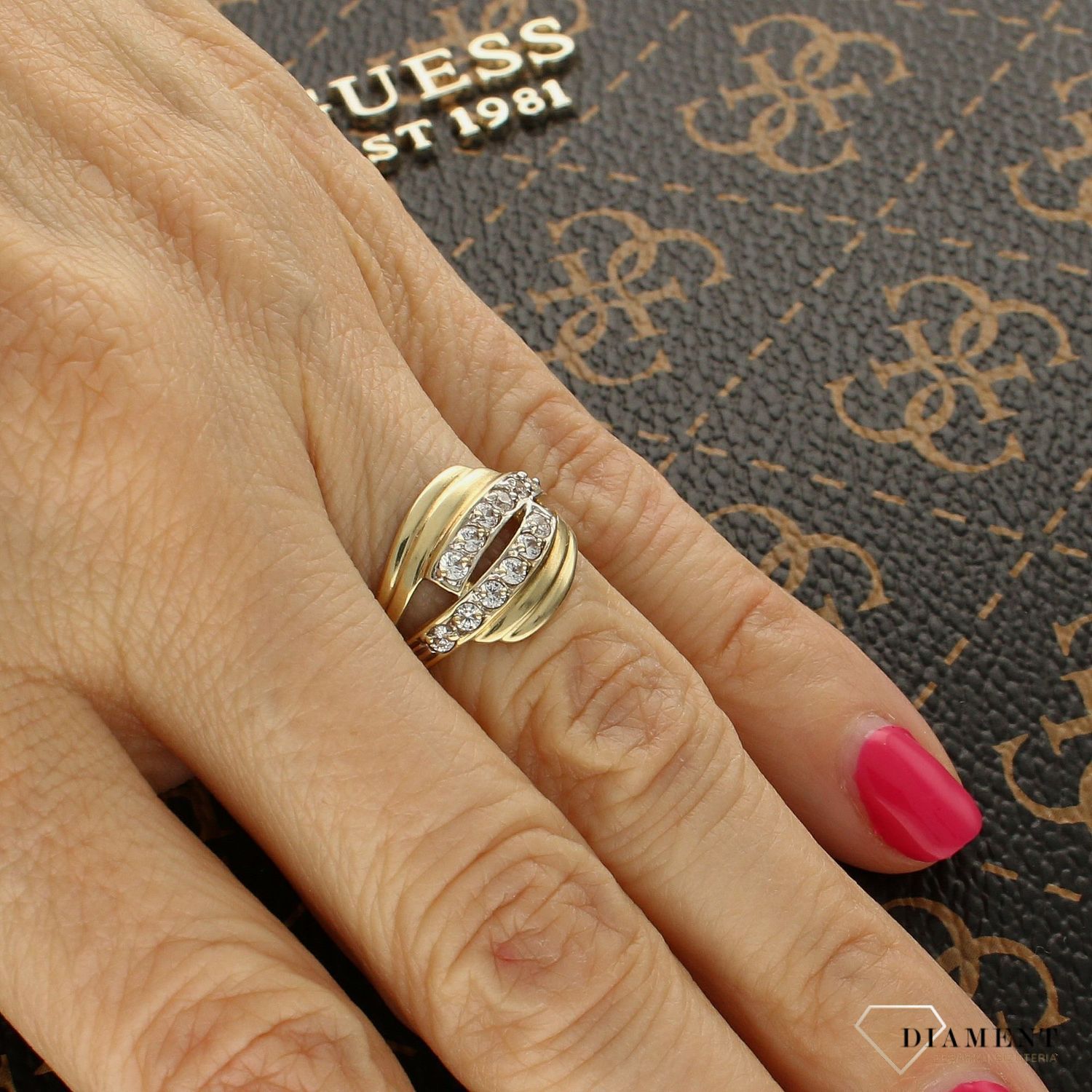 Złoty pierścionek falisty z cyrkonią DIA-PRS-5072-333.jpg