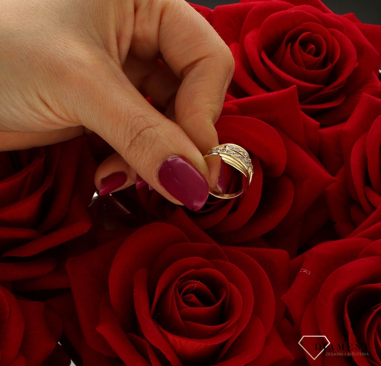 Złoty pierścionek damski zaręczynowy wzór rozmiar 10 DIA-PRS-5072-585 to złoty damski pierścionek wykonany z wysokiej próby żółtego złota 585. Idealna biała cyrkonia we wzorze zaręczynowym nadają pierścionkowi nowoczesnego w (4).jpg