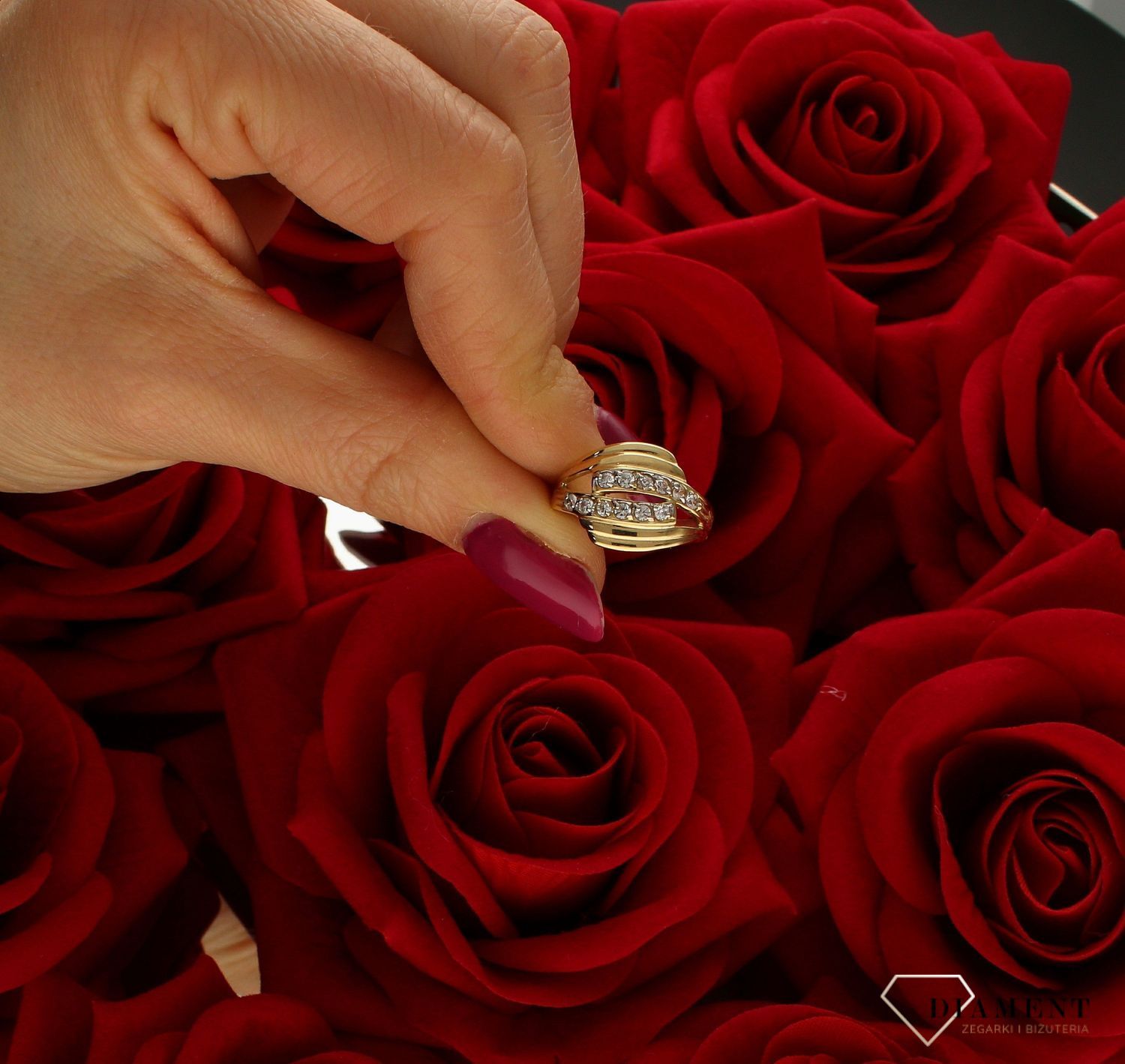 Złoty pierścionek damski zaręczynowy wzór rozmiar 10 DIA-PRS-5072-585 to złoty damski pierścionek wykonany z wysokiej próby żółtego złota 585. Idealna biała cyrkonia we wzorze zaręczynowym nadają pierścionkowi nowoczesnego w (4).jpg