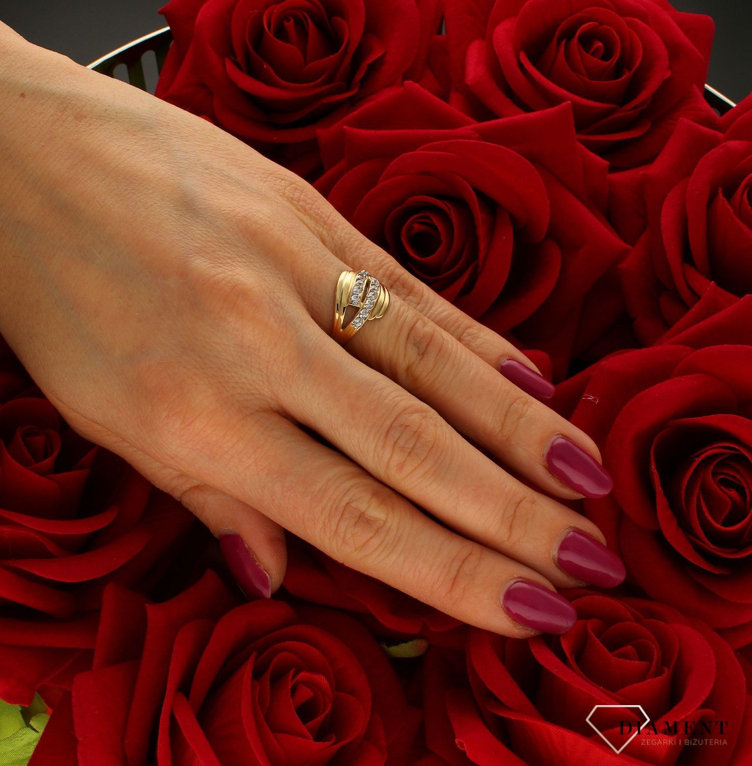Złoty pierścionek damski zaręczynowy wzór rozmiar 10 DIA-PRS-5072-585 to złoty damski pierścionek wykonany z wysokiej próby żółtego złota 585. Idealna biała cyrkonia we wzorze zaręczynowym nadają pierścionkowi nowoczesnego w (4).jpg